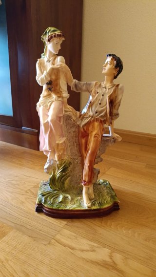 Figura cerámica pareja enamorada