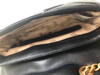 Bolso Guess Negro Acolchado Cadena Dorada