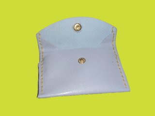 Monedero azul claro con broche