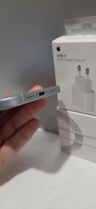 iPhone 15 plus + Cargador USB-C 20W