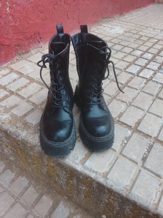 Botas negras con cordones