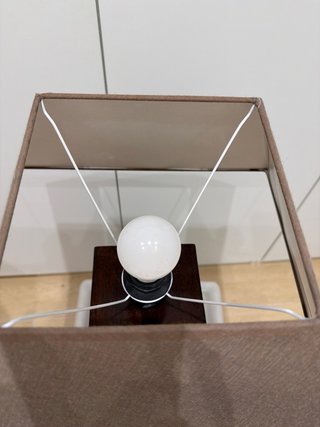 Lámpara de mesa de madera y tela