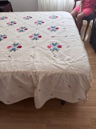 Colcha bordada a mano estilo Lagartera