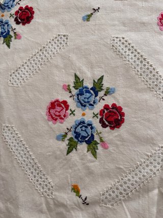 Colcha bordada a mano estilo Lagartera