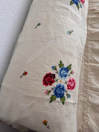 Colcha bordada a mano estilo Lagartera