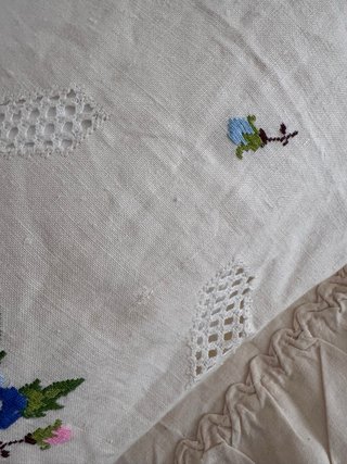 Colcha bordada a mano estilo Lagartera
