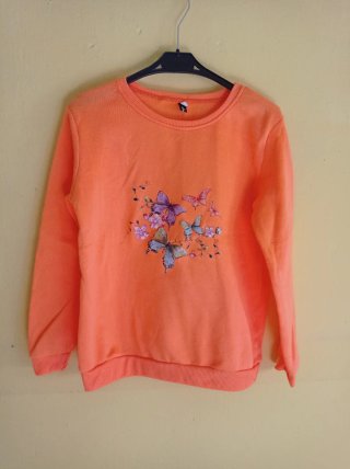 Sudadera naranja con mariposas