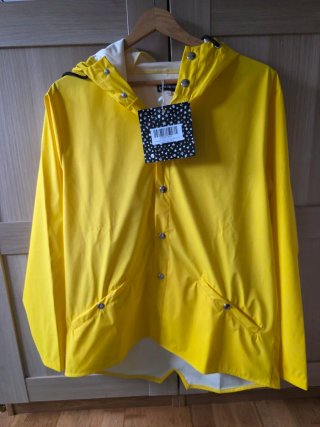 Chubasquero con etiqueta Aire Retro Amarillo