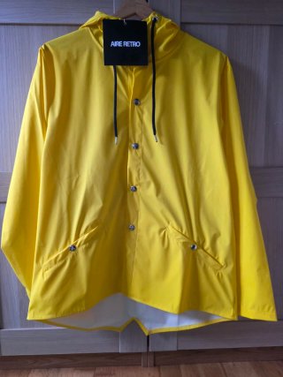 Chubasquero con etiqueta Aire Retro Amarillo