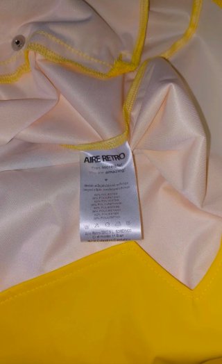 Chubasquero con etiqueta Aire Retro Amarillo