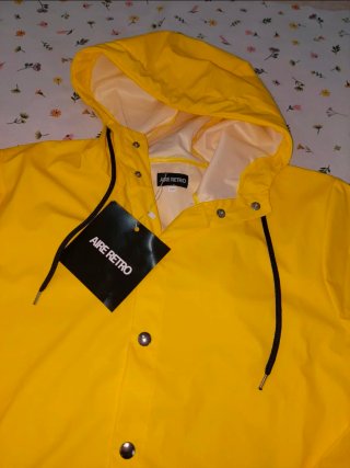 Chubasquero con etiqueta Aire Retro Amarillo