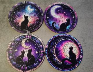 Sottobicchieri in legno con stampe di Gatti e Lune