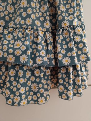 Vestido floral corto con volantes