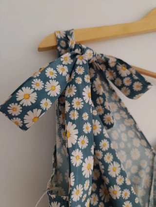 Vestido floral corto con volantes