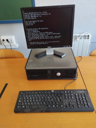 Computer Dell con Tastiera e Schermo