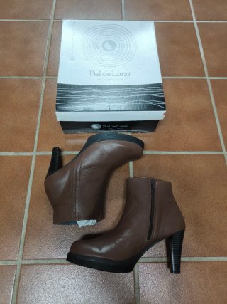 Botines de tacón marrones. Piel de Luna