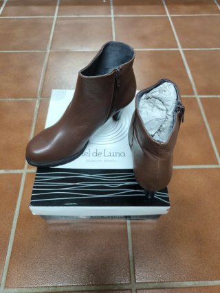 Botines de tacón marrones. Piel de Luna