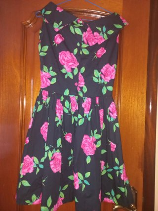 Vestido negro con estampado de rosas rosas
