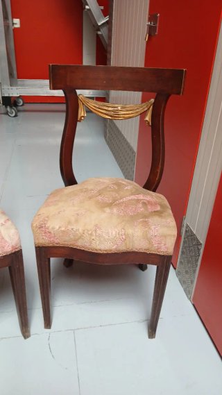 Pareja de sillas antiguas de madera y tela