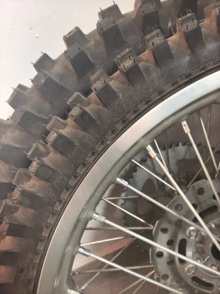 Llantas y neumáticos KLX 140 a estrenar