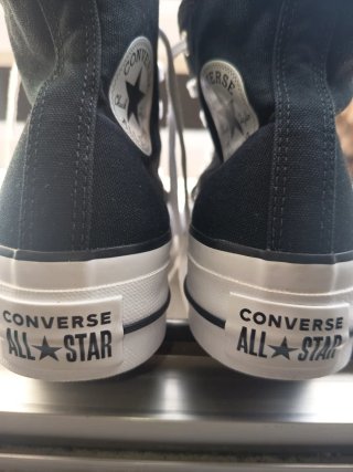Zapatillas Converse Negras y Blancas