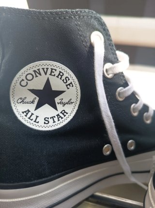 Zapatillas Converse Negras y Blancas