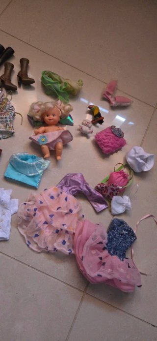 Lotto vestiti e accessori Barbie