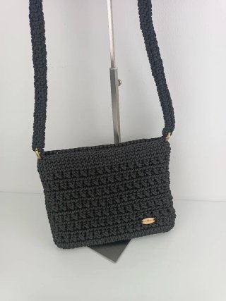 Bolso negro estilo cartera con asa color negro