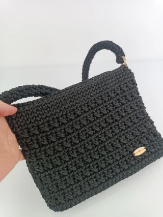 Bolso negro estilo cartera con asa color negro