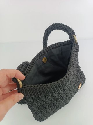 Bolso negro estilo cartera con asa color negro
