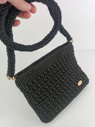 Bolso negro estilo cartera con asa color negro