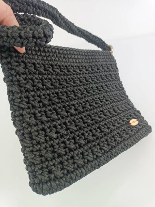 Bolso negro estilo cartera con asa color negro