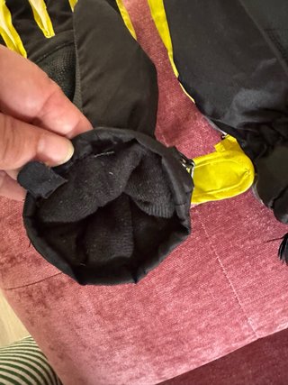 Guantes de niño negros y amarillos