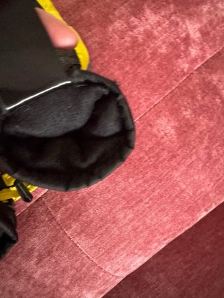 Guantes de niño negros y amarillos