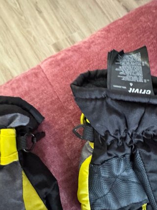 Guantes de niño negros y amarillos