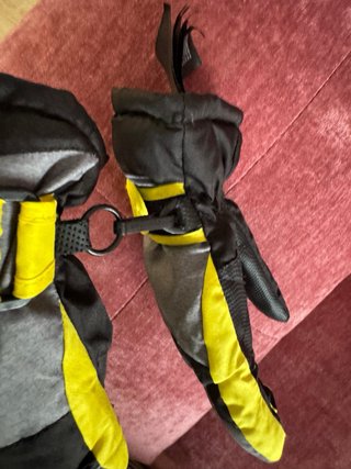 Guantes de niño negros y amarillos