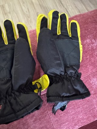 Guantes de niño negros y amarillos