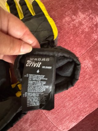Guantes de niño negros y amarillos