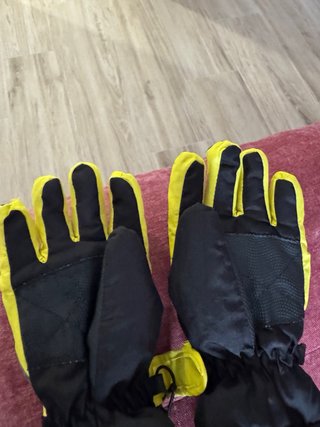 Guantes de niño negros y amarillos