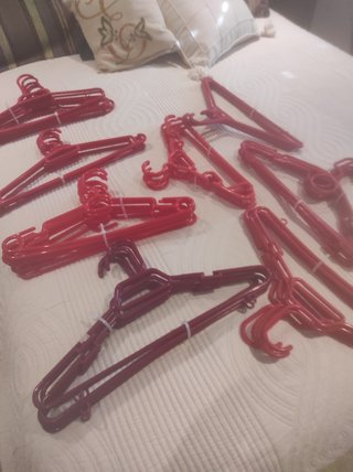 Lote 45 Perchas Rojas Plástico