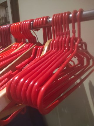 Lote 45 Perchas Rojas Plástico