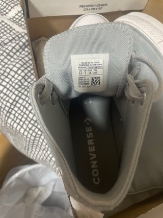 Converse grises y blancas nuevas
