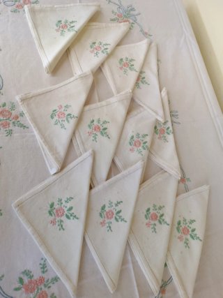 Tovaglia con 12 tovaglioli ricamati