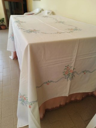 Tovaglia con 12 tovaglioli ricamati