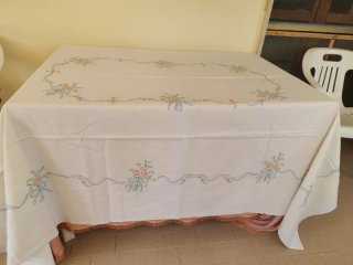 Tovaglia con 12 tovaglioli ricamati