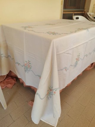 Tovaglia con 12 tovaglioli ricamati