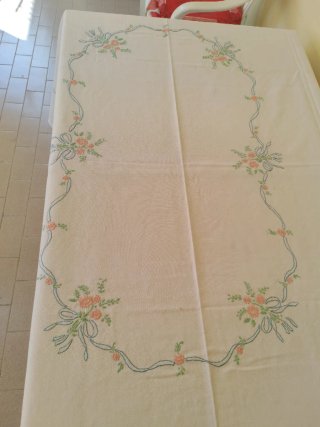 Tovaglia con 12 tovaglioli ricamati