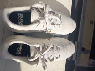 Zapatillas Nike Blancas y Doradas