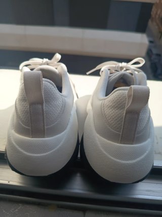 Zapatillas Nike Blancas y Doradas