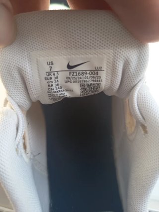 Zapatillas Nike Blancas y Doradas